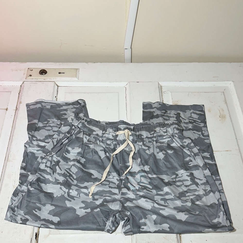 Amaryllis Gray Camouflage cropped Pants